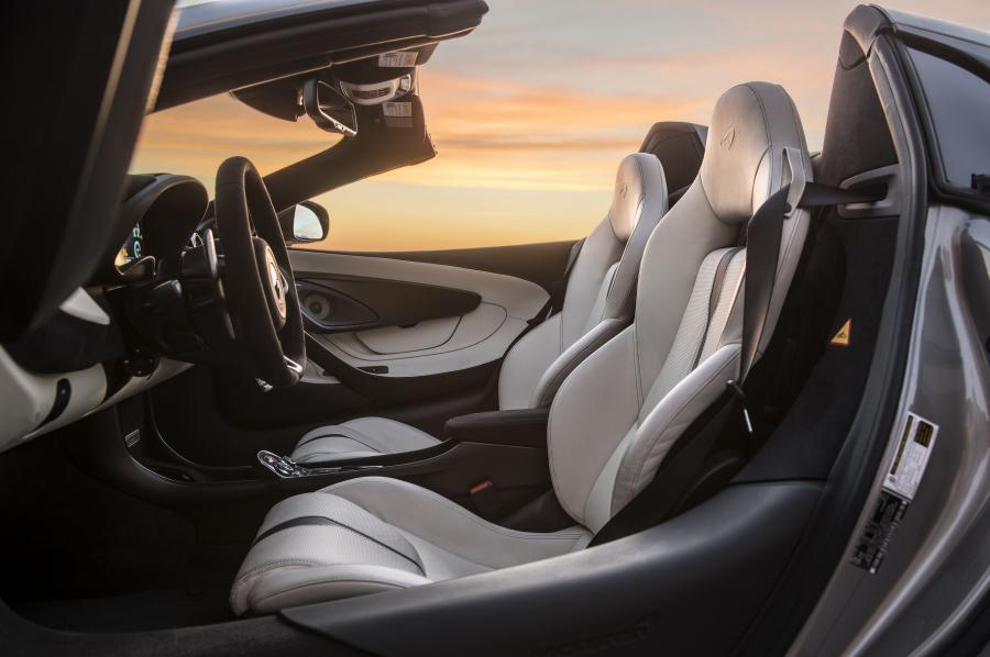 Интерьер McLaren 570S Spider 2017 года  (NA) (фото 33 из 42)